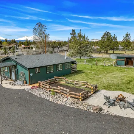 Cozy cabin just outside Sisters, pet friendly, great Mountain View’s, WiFi, & AC
