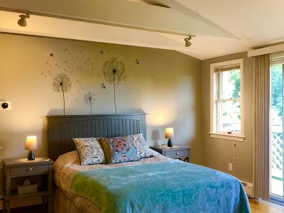 Newly refurbished, Sunny bright In-law suite.15 minute easy drive to Boston