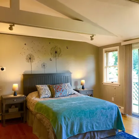 Newly refurbished, Sunny bright In-law suite.15 minute easy drive to Boston