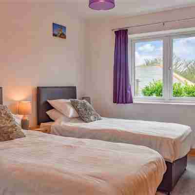 Private spacious house 5 mins by car to the beach Rooms