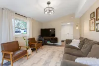 Cozy Cabin/ 2 queen beds/ Loft - 2 beds / Country Side - Central location - Homestays