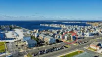 Spacious Skylit Seaside Stay - Walk to Bay & Beach - King Bed, Parking, Patio - 民宿