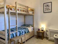 Cosy cottage, short walk to beach and restaurants