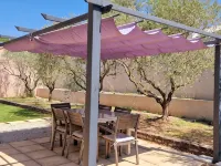Cottage with private garden in wooded property with swimming pool فنادق في بيرتويس