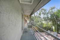 3 BR by Hard Rock Guitar Hotel Casino minutes away - balcony