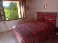 On vacation with the dog? House with enclosed garden in the center of Roquebrun. Hotels in Roquebrun