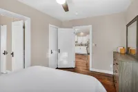 Cozy Downtown Cottage - Homestays