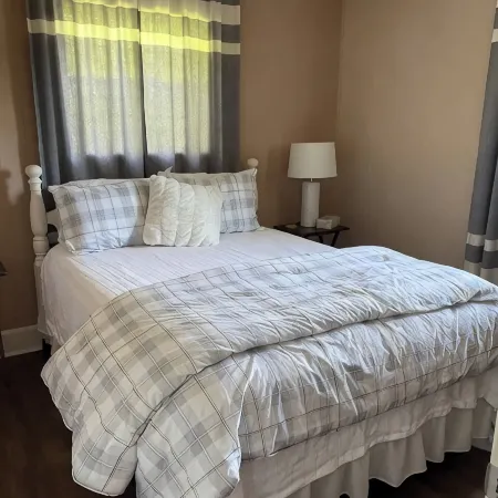 Cozy 2-bedroom apartment in welcoming Abbeville with AC, WiFi
