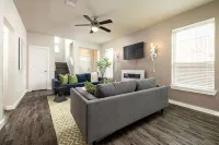 Near UNT + Downtown Square - Spacious Group Stay - 4-Star