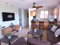 Beach access condo in the heart of Rincón. Short walk to town. - بيت ضيافة