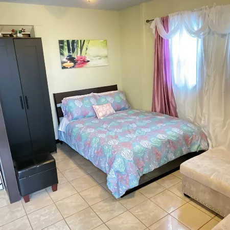 Convenient and clean studio near the beach and Newport.