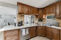Luxury 4Bedroom Home with Pool, Mini Golf & Movie Theater - 3 ดาว