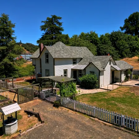 Charming 4-bedroom Pearce Historic Farmhouse in Roseburg with AC and WIFI