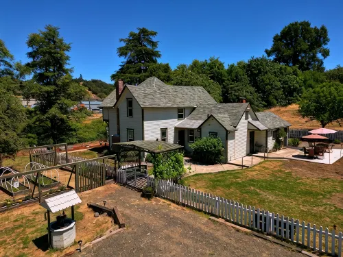 Charming 4-bedroom Pearce Historic Farmhouse in Roseburg with AC and WIFI - 4 stjerner