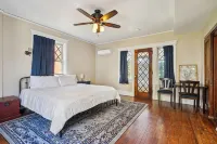 Stone Cliff Manor- historic home with unique history.  Perfect for large groups - พร้อมระเบียง