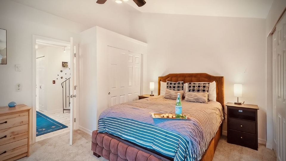 River Inn Cabin Theme Flat w/ Dock