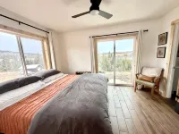 Relaxing Cabin with Waterfall near Glacier National Park - King Bed! - シャレー