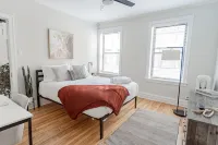 Guest Favorite Getaway in Lakeview Near Wrigley - Апартаменты