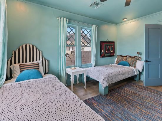 Stylish "NEW" Home- Hot Tub - Near Downtown, Phx Airport, and ASU