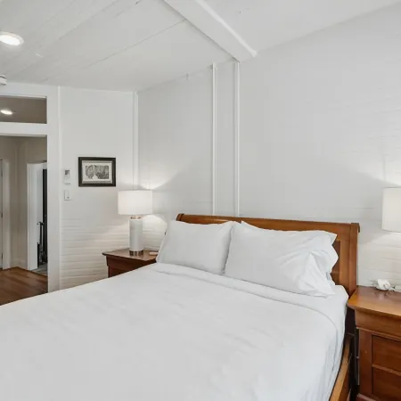 Stanton Apartment B - Historic Retreat 1 Block to Beach