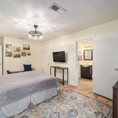 2/1 Historic Carriage House Walking Distance to Downtown