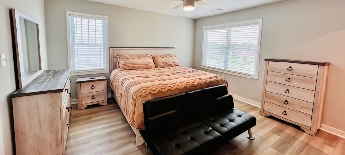 Modern 3-bedroom house in Colonial Beach with access to pool and private hot tub Hotels in Colonial Beach