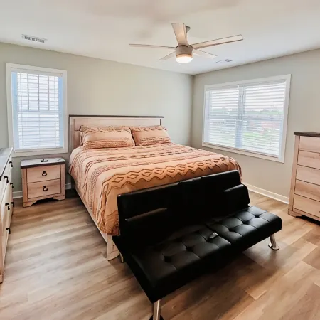 Modern 3-bedroom house in Colonial Beach with access to pool and private hot tub