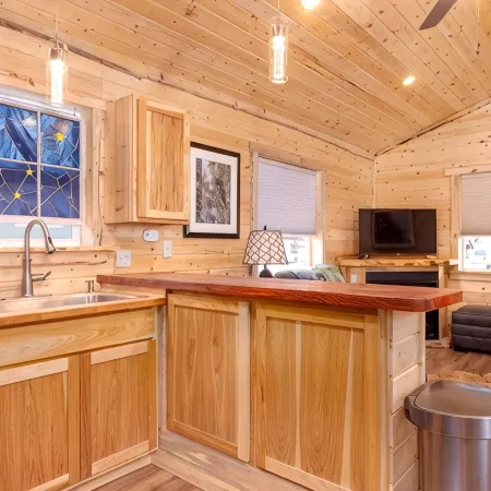 Kade's Cabin || 2 bed 1 bath urban cabin