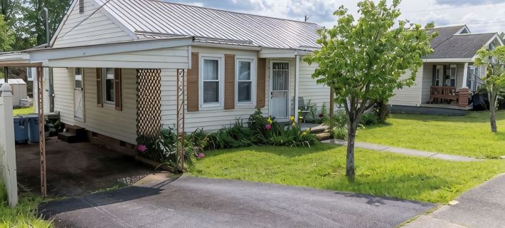 Quaint home in Oak Hill, Conveniently Located. Hotels in Plateau