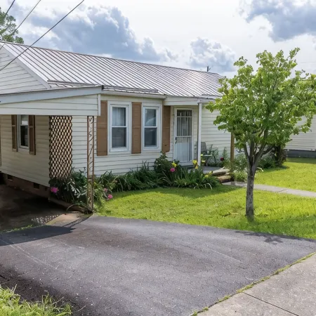 Quaint home in Oak Hill, Conveniently Located.