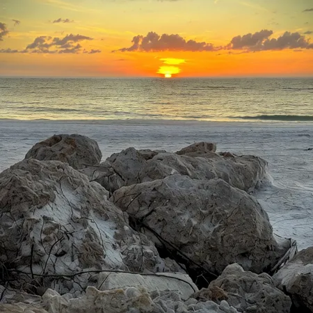 Beachfront Studio right on the Sand! Ground Floor Newly Remodeled, Gulf View - M