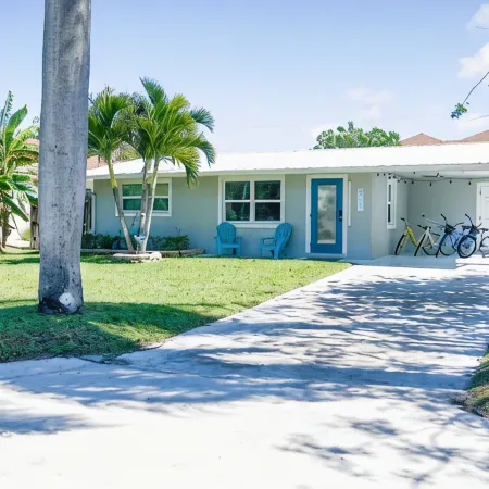 Escape to Paradise: Cozy Poolside Retreat in Bonita Beach