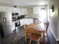 Freshly updated apartment with ample outdoor space - 4성급