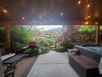 Great Sandy apartment with hot tub and pool table! - Bathtub