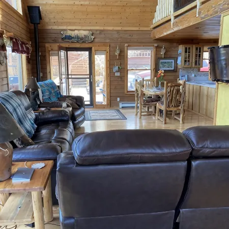 Cozy, Quiet Small Town Log Home. With Beautiful Mountain View.