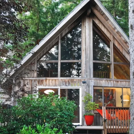 Sunny Cabin in Manzanita on the Oregon Coast, 5 min. walk by trail to the beach