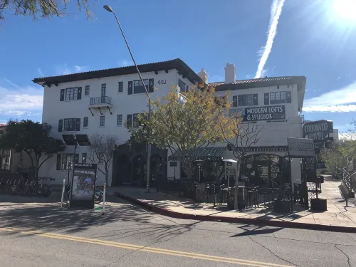 Space Jungle Studio with Free Parking, King Bed walk to UofA, Nightlife and Food - Condos
