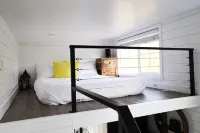 Modern Tiny House in the Woods w/Hot Tub - Alphydda