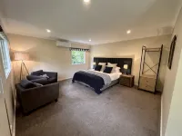 Beautiful spacious home a short walk to town centre. - 방갈로
