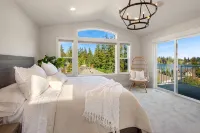 Luxury Martha Lake View Home w/Hot Tub - 4-Star