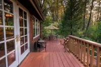 The Most Romantic Creekside Cabin - with Hot Tub and Privacy - Hytter