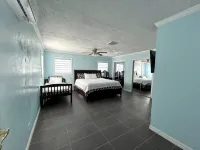 Quiet Pool Haven: 4BR - 9PPL, AC, WiFi, and Beaches Nearby - 3 tähden