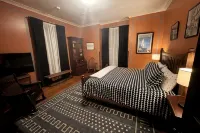 Updated Historic Home, in the Heart of Greenfield. Walking distance to downtown! - Wifi