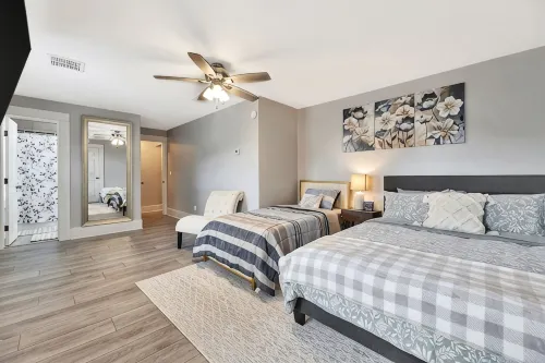 Wichita home, by the river, spacious 9 beds-game room with pool table, 1gb Wi-Fi - Jacuzzi