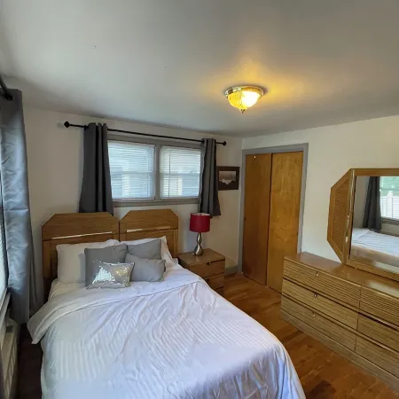 NEW: Spacious & Convenient Hideaway!Centrally located & 10 min from airport! Отели в г. Виндзор
