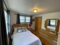NEW: Spacious & Convenient Hideaway!Centrally located & 10 min from airport! - 3-نجوم