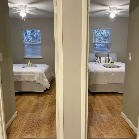 Adorable little beach house by the Surf Ballroom! Hotels in Clear Lake