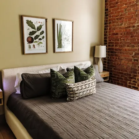 THE SEEKA SUITENEWLY RENOVATED! COZY & MODERN APARTMENT RIGHT ON COURT SQUARE!