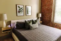 THE SEEKA SUITENEWLY RENOVATED! COZY & MODERN APARTMENT RIGHT ON COURT SQUARE! - บูติค