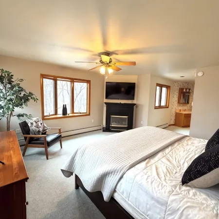 Spacious Newly renovated house with Hot tub, Game Room, Fitness room and more!